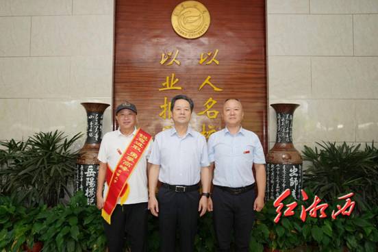 虢正贵书记慰问鲁明勇