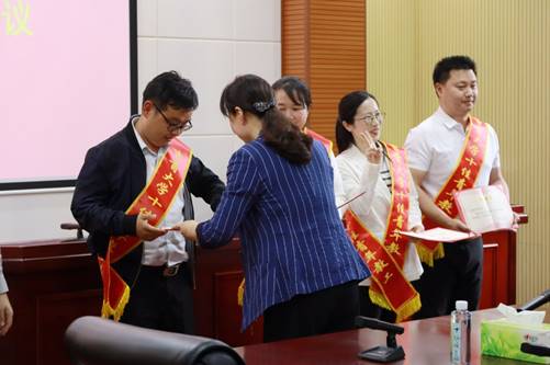 说明: https://news.jsu.edu.cn/__local/3/86/11/99E46DAFE0E29CE932E370A53BF_6E792309_1F7F17.jpg