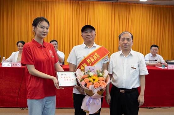 廖志坤给鲁明勇颁奖(校拍)